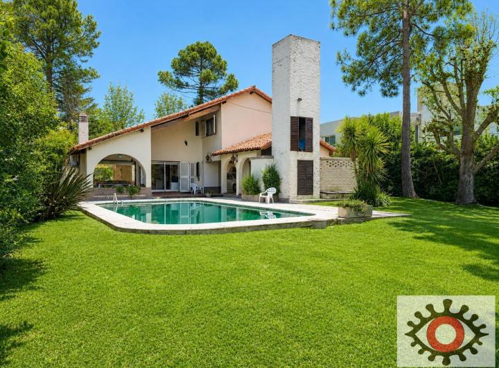 Casa · 800m² · 5 Ambientes · 1 Cochera