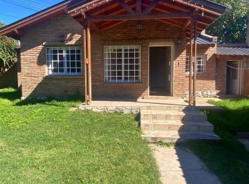 Casa · 77m² · 2 Dormitorios · 1 Cochera · Casa en Venta en La Cumbre – 2 Dorm., Jardin y Cochera