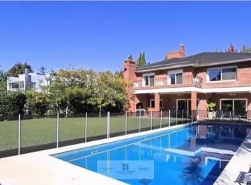 Casa · 418m² · 7 Ambientes · 5 Cocheras · Magnifica Casa en Club de Campo Hacoaj
