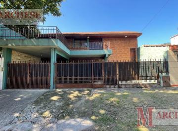 Casa · 184m² · 4 Ambientes · 3 Cocheras · Casa 4 Ambientes en Venta en Castelar Cercana Al Acceso