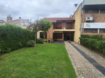 Casa de 8 ambientes, Rosario · Jardín Al Frente y Fondo de La Casa - Pileta - Galería con Parrillero