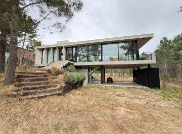 Casa · 150m² · 5 Ambientes · 2 Cocheras · Casa de Categoría en Venta en Villarobles