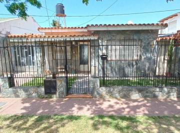 Casa de 4 ambientes, Granadero Baigorria · Casa en Venta – Apta Crédito