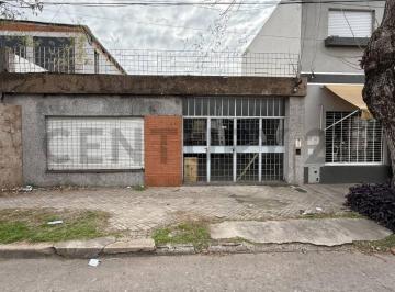 Casa · 187m² · 4 Ambientes · 1 Cochera · Casa Familiar con Gran Potencial | Ideal Para Reciclar o Desarrollar
