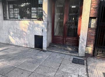 Departamento de 3 ambientes, Flores · Tres Ambientes con Dos Patios. a m de Av Rivadavia, Subte y Múltiples Medios de Transporte