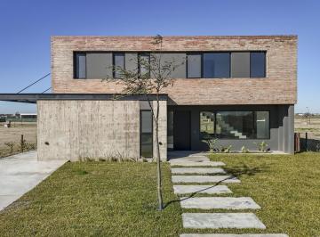 Casa · 288m² · 4 Ambientes · 2 Cocheras · Increíble Casa de Estilo Moderno a Estrenar en El Barrio Amarras, Puertos del Lago.