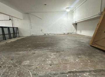 Local comercial · 180m² · Local Amplio Ideal Deposito Todo Rubro
