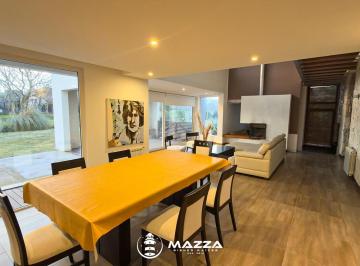 Casa · 364m² · 6 Ambientes · 2 Cocheras · Alquiler Casa Moderna de 6 Ambientes en Barrio Privado Rumencó
