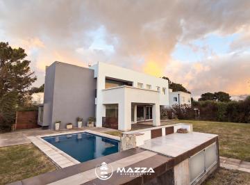 Casa · 364m² · 6 Ambientes · 2 Cocheras · Alquiler Casa de 6 Ambientes en Rumencó Mar del Plata