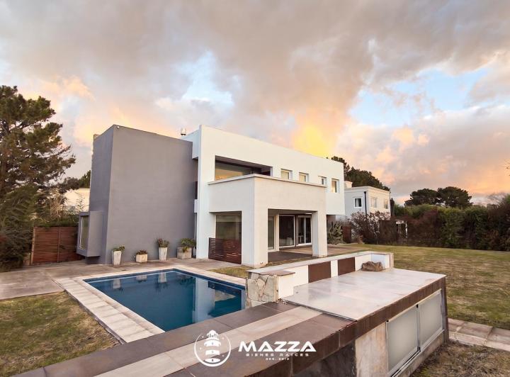 Casa · 364m² · 6 Ambientes · 2 Cocheras
