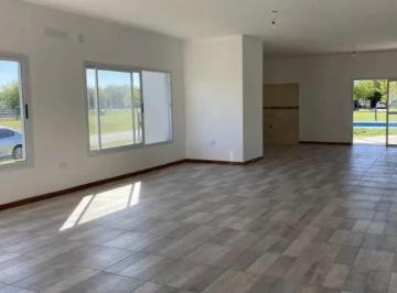 Casa · 150m² · 4 Ambientes · 2 Cocheras · Alquiler Casa 4 Ambientes con Pileta en San Sebastián
