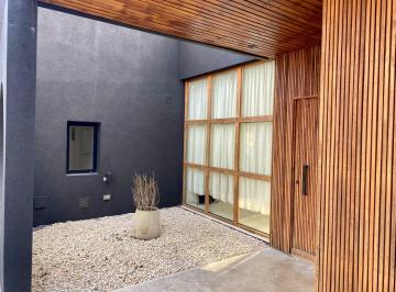 Casa · 140m² · 4 Ambientes · 1 Cochera · Casa en Alquiler/venta Mapuche C. C