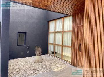 Casa · 140m² · 4 Ambientes · 1 Cochera · Casa en Alquiler/venta Mapuche C. C
