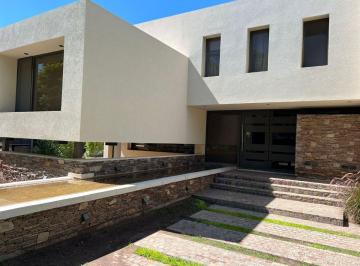 Casa de 4 ambientes, Córdoba · Casa de Cuatro Dorm. Uno en Planta Baja con Pileta.