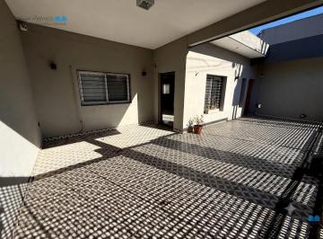 Casa · 152m² · 5 Ambientes · 2 Cocheras · Casa en Venta 5 Ambientes con Piscina y Quincho en Villa Luzuriaga