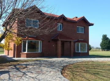 Casa · 240m² · 5 Ambientes · Casa a La Venta en Alcanfores