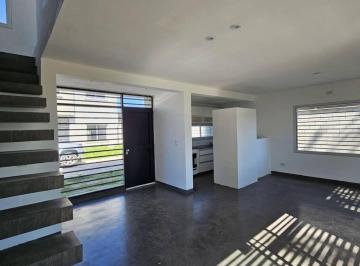 Casa · 81m² · 3 Ambientes · Casa en Alquiler - 2 Dorm. 2 Baños - 160 m - La Plata