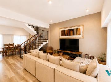 Casa · 295m² · 5 Ambientes · 1 Cochera · Casa en Venta de Dos Plantas con Suite Principal, Parque y Pileta + Galeria con Parrilla