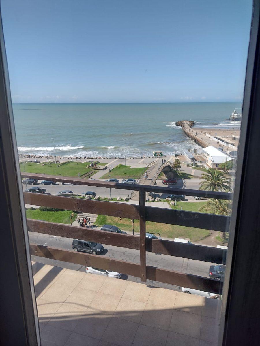 Living comedor con salida al balcon, toilette, dormitorio con balcon saliente, baño completo. Cochera propia.