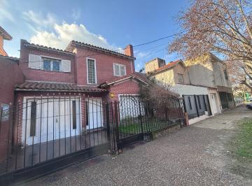 Casa · 170m² · 4 Ambientes · 2 Cocheras · Casa Muy Bien Ubicada.