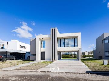 Casa de 6 ambientes, Presidente Perón · Exclusiva Residencia de Diseño en "El Rebenque Country Club" | Doble Altura - Galería con Parrilla