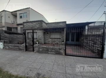 Casa · 87m² · 3 Ambientes · 1 Cochera · Casa en Moron Sur