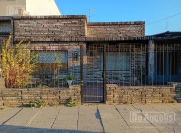 Casa · 87m² · 3 Ambientes · 1 Cochera · Casa en Moron Sur