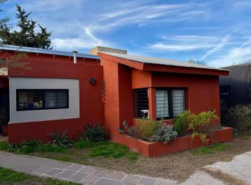 Casa · 94m² · 5 Ambientes · Casa de 2 Dorm. en Unquillo