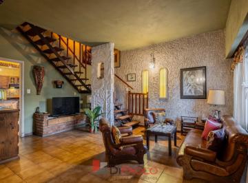 Casa · 140m² · 4 Ambientes · 1 Cochera · Casa a La Venta en Castelar Norte con Patio y Cochera