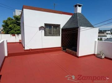 Casa · 190m² · 6 Ambientes · 1 Cochera · Oportunidad a Reciclar - Casa de 6 Ambientes con Garage, Balcón Corrido, Patio, Terraza y Parrilla.