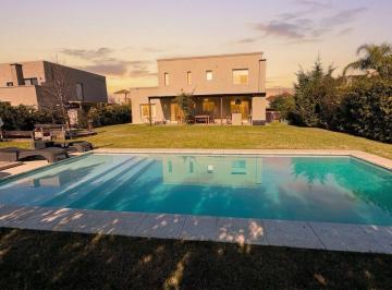 Casa · 165m² · 4 Dormitorios · 4 Cocheras · Casa en Venta en El Cantón Golf, Escobar