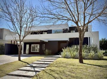 Casa · 230m² · 5 Ambientes · 1 Cochera · Casa de 5 Ambientes en Alquiler en La Reserva Cardales