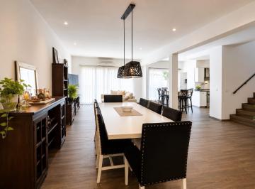 Casa · 270m² · 5 Ambientes · 1 Cochera · Venta | Casa en Florida Oeste | 500 m | Pileta | 4 Dorm. | Jardin | Nueva | Cochera