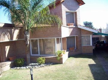 Casa · 210m² · 3 Dormitorios · 2 Cocheras · Chalet a La Venta