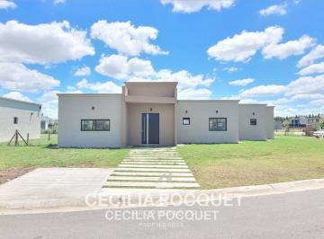 Casa · 160m² · 3 Dormitorios · 1 Cochera · Casa en Venta en Barrio San Felipe Canning