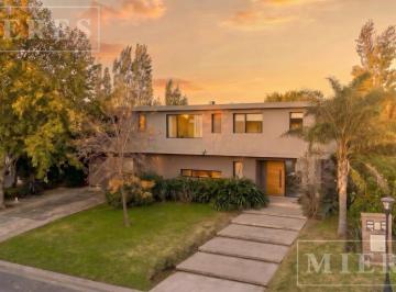 Casa · 330m² · 6 Ambientes · 1 Cochera · Casa en Venta Barrio Las Lomas Haras de Santa Maria