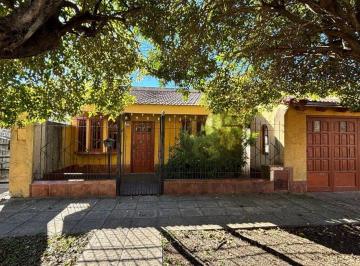 Casa de 6 ambientes, Santo Tomé · Casa con 3 Dorm. y Patio Verde en Alte Brown 2800