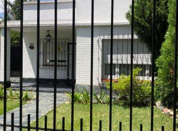 Casa de 1 ambiente, Almirante Brown · Casa Desarrollada en Amplio Lote con Quincho y Pileta