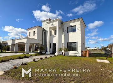 Casa · 200m² · 6 Ambientes · 2 Cocheras · Casa en Venta a La Laguna, en Lagos de Canning
