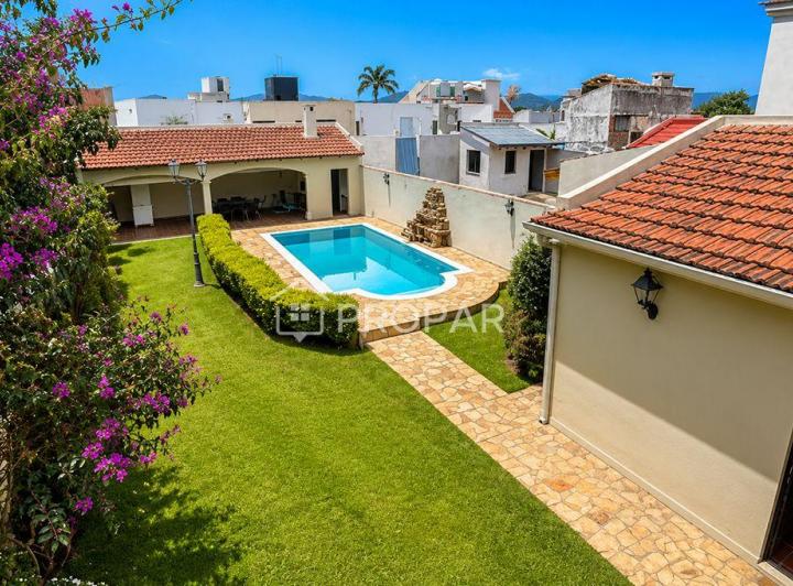 Casa · 220m² · 6 Ambientes · 2 Cocheras