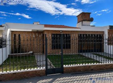 Casa · 330m² · 5 Ambientes · 2 Cocheras · Casa en Jorge Newbery