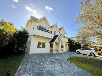 Casa · 262m² · 6 Ambientes · 5 Cocheras · Venta Casa 8 Ambientes Barrio El Lauquen