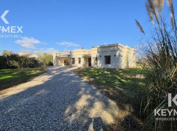 Casa · 140m² · 5 Ambientes · 2 Cocheras · Venta de Casa de 3 Dorm. en Campos de Roca