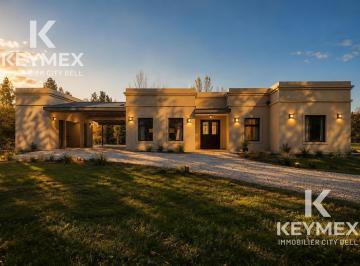 Casa · 140m² · 5 Ambientes · 2 Cocheras · Venta de Casa de 3 Dorm. en Campos de Roca
