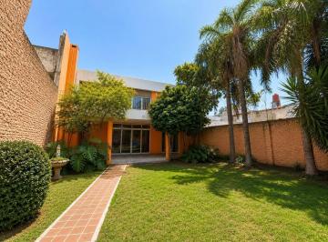 Casa · 665m² · 5 Ambientes · 2 Cocheras · Casa de Categoría 3 Dorm. Gran Terreno en Alta Córdoba - Venta