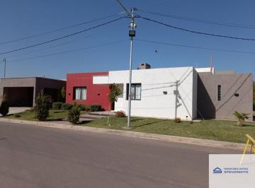 Casa de 4 ambientes, Maipú · Casa en Alquiler C/ Cochera en Maipú