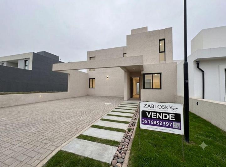 Casa · 216m² · 5 Ambientes · 2 Cocheras