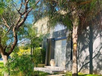 bb1db686-39b9-489e-8139-fb848f779d41.jpg · Casa Moderna a La Launa, 4 Dorm., Amarra, Pileta, Yazuzzi, Sauna en Barrio San Isidro Labrador