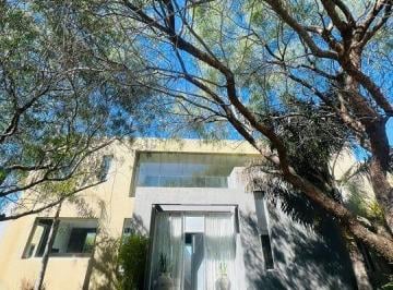 beabb12d-b483-4299-8e40-21e91a52820e.jpg · Casa Moderna a La Launa, 4 Dorm., Amarra, Pileta, Yazuzzi, Sauna en Barrio San Isidro Labrador