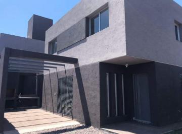 Casa · 120m² · 3 Ambientes · 1 Cochera · Dos Dorm. - Apto Crédito - Complejo Cerrado - Cuesta Colorada
